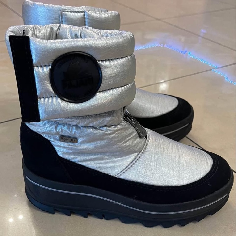 Pajar snow boots.